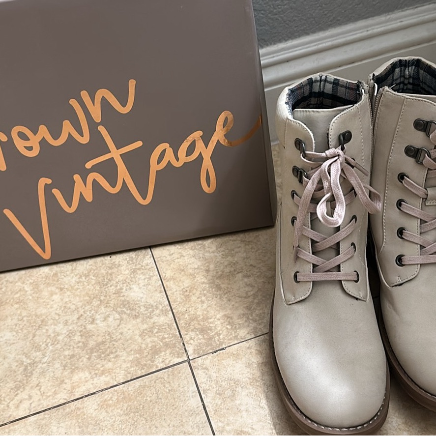 Brand New Never Worn Size 9 Crown Vintage Books